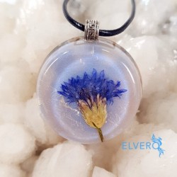 Pandantiv floare albastră cu pietre naturale. Grația puterii interioare